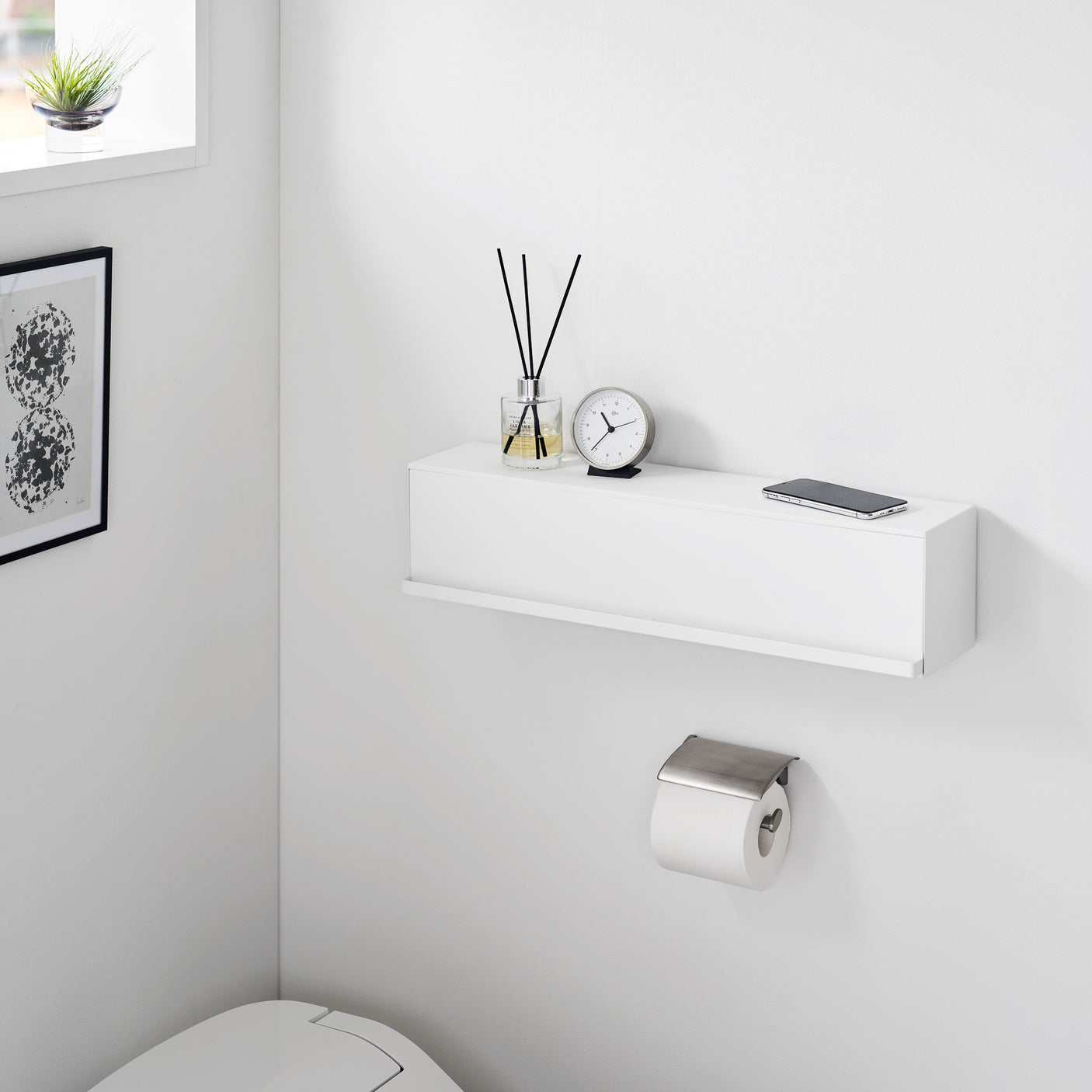 Kompakt hvit veggboks brukt til oppbevaring av nøkler og småvarer.