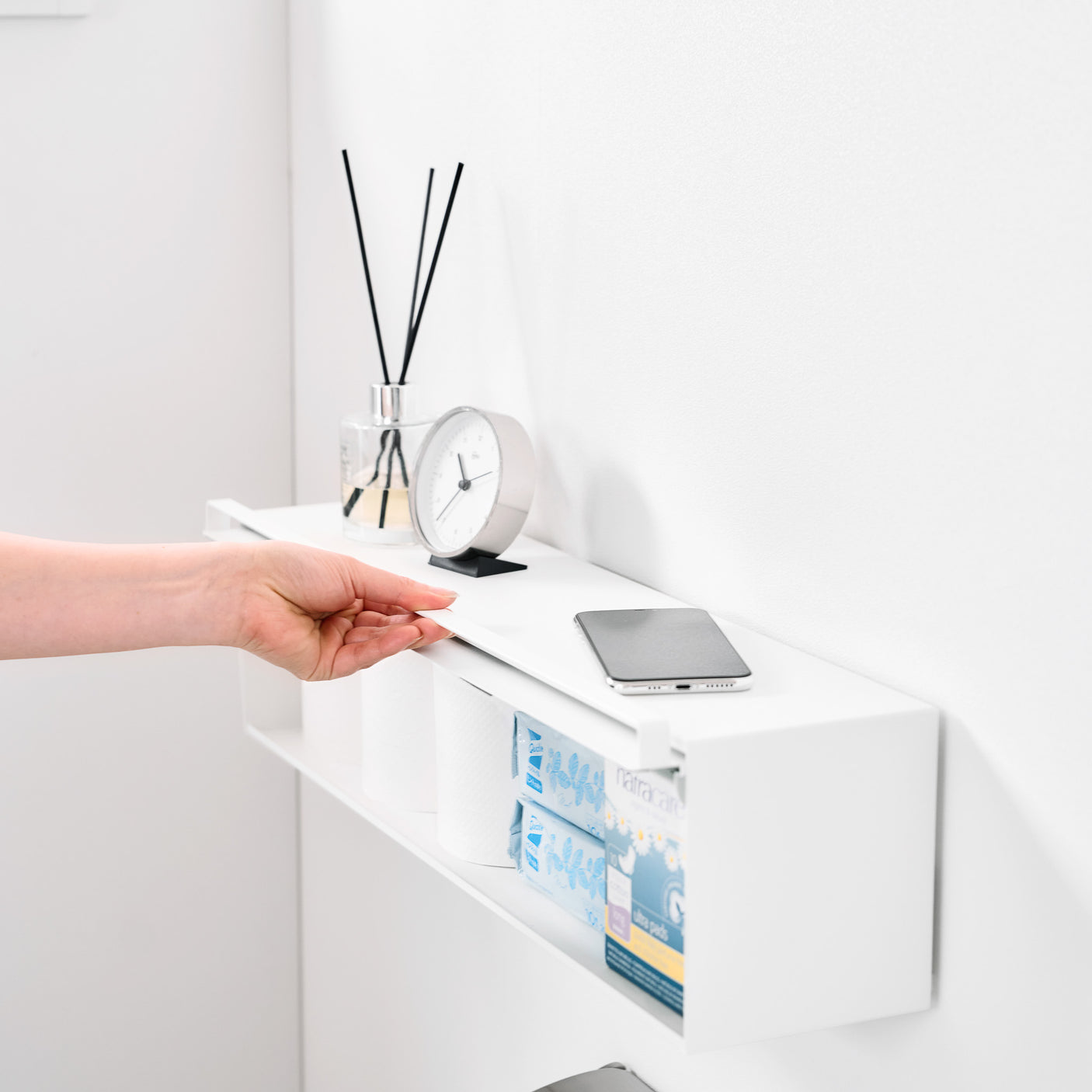 Vegghengt boks for oppbevaring av toalettsaker og småting.