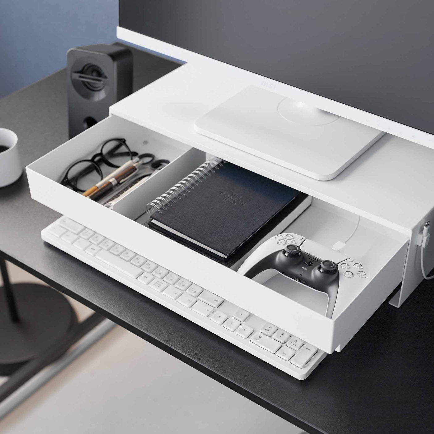 Skrivebordsorganisator som løfter skjermen og skjuler småting i skuff