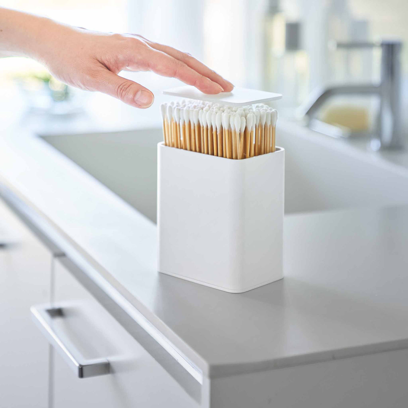 Småoppbevaring med lokk til bad som holder produkter ryddig samlet