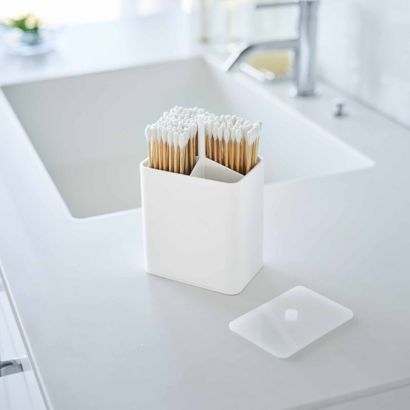 Kompakt oppbevaringsboks til bad for bomullspinner og små nødvendigheter
