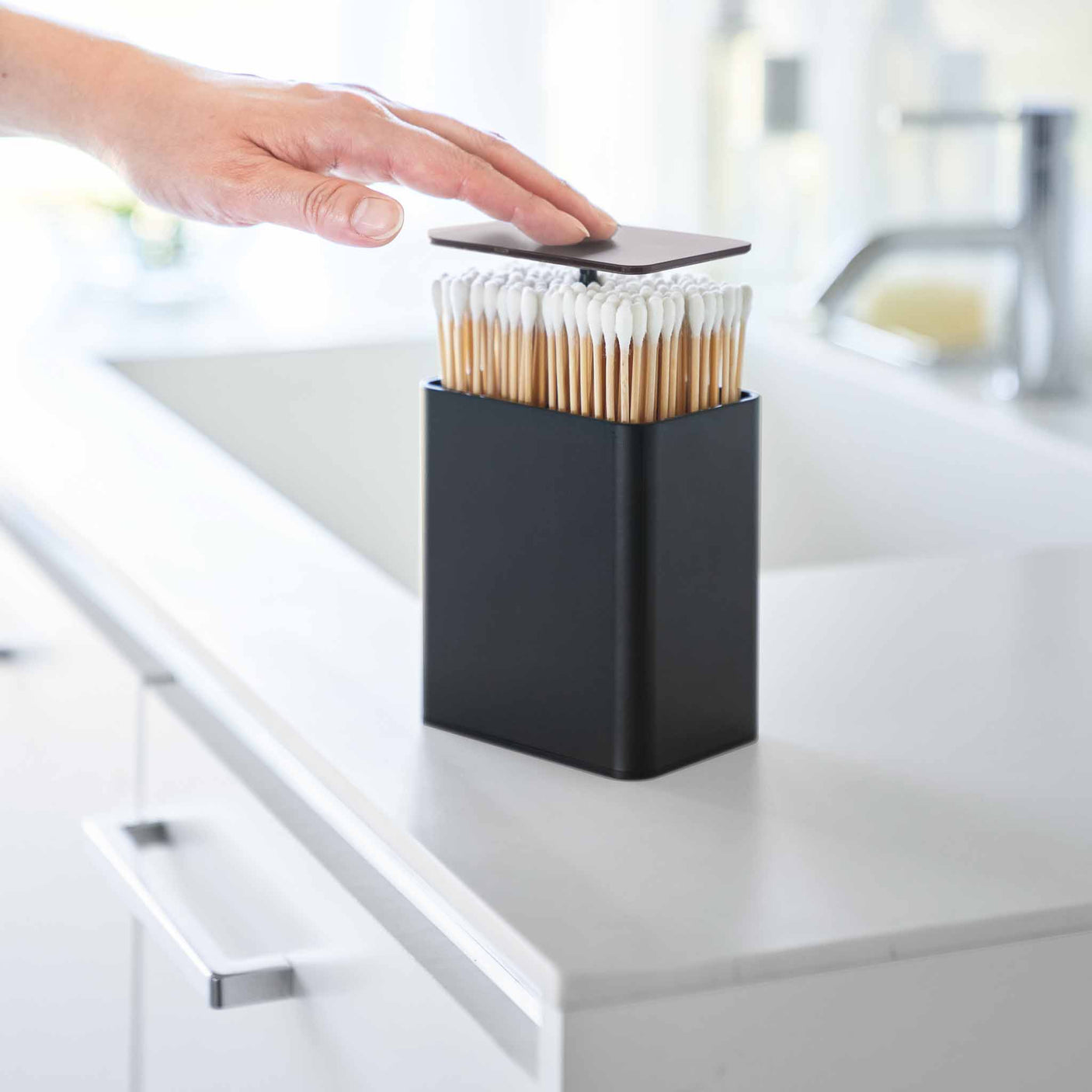 Praktisk sort oppbevaringsboks til sminkebord og små produkter