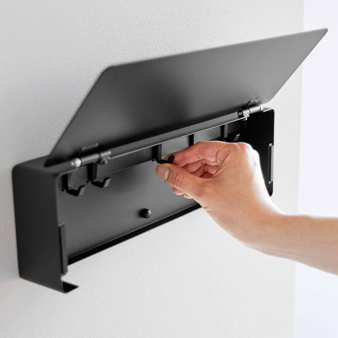 Praktisk sort nøkkelholder med skjult oppbevaring og fleksibel innredning