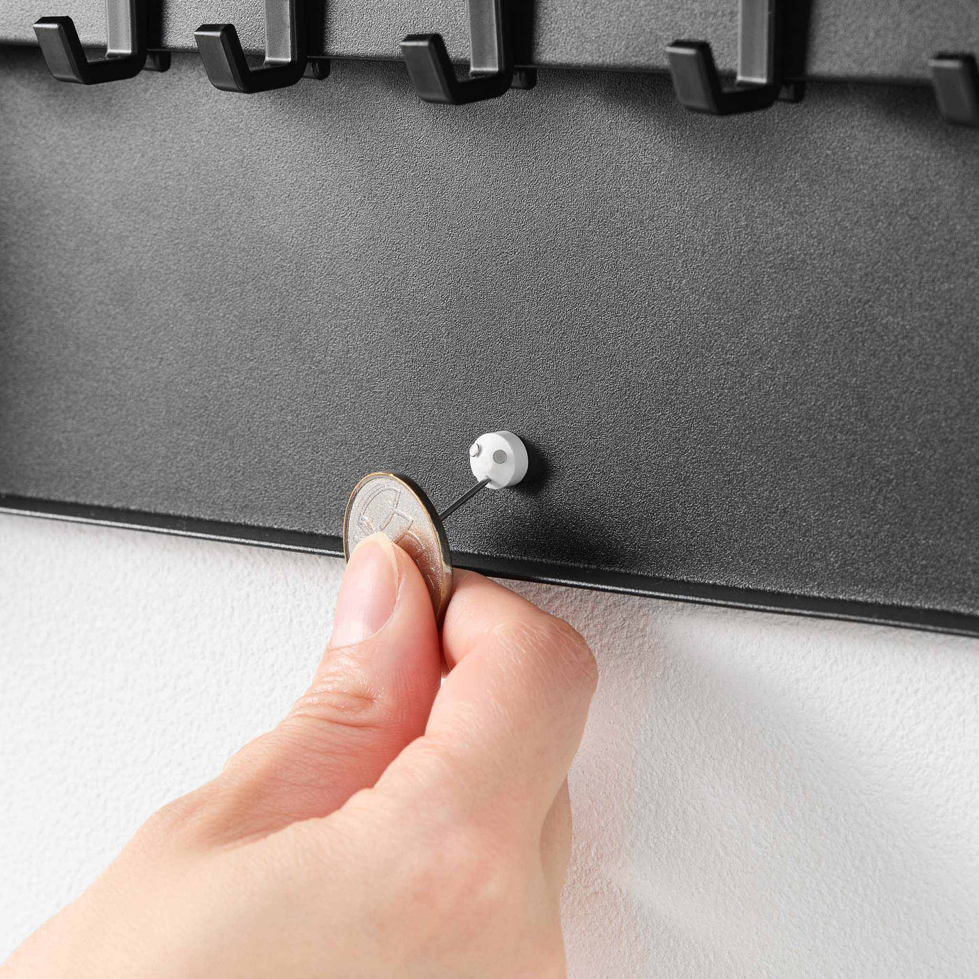 Vegghengt nøkkelboks i sort med plass til husnøkler og bilnøkler