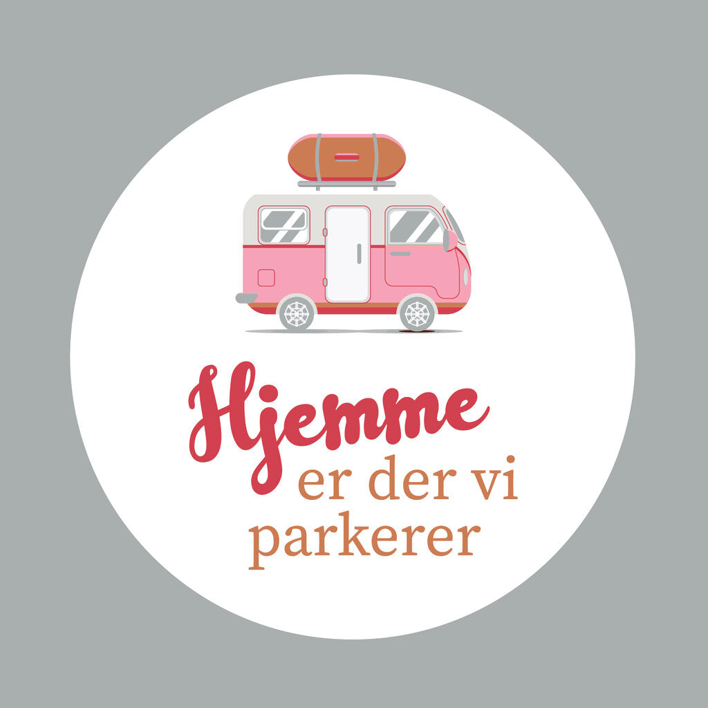 Serviett med campingmotiv og teksten «Hjemme er der vi parkerer» – perfekt til borddekking i bobil, campingvogn eller sommermiddag.