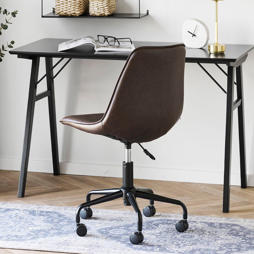 Monaco kontorstol i mørk brun PU-skinn plassert ved skrivebord – stilfull og praktisk til hjemmekontor.