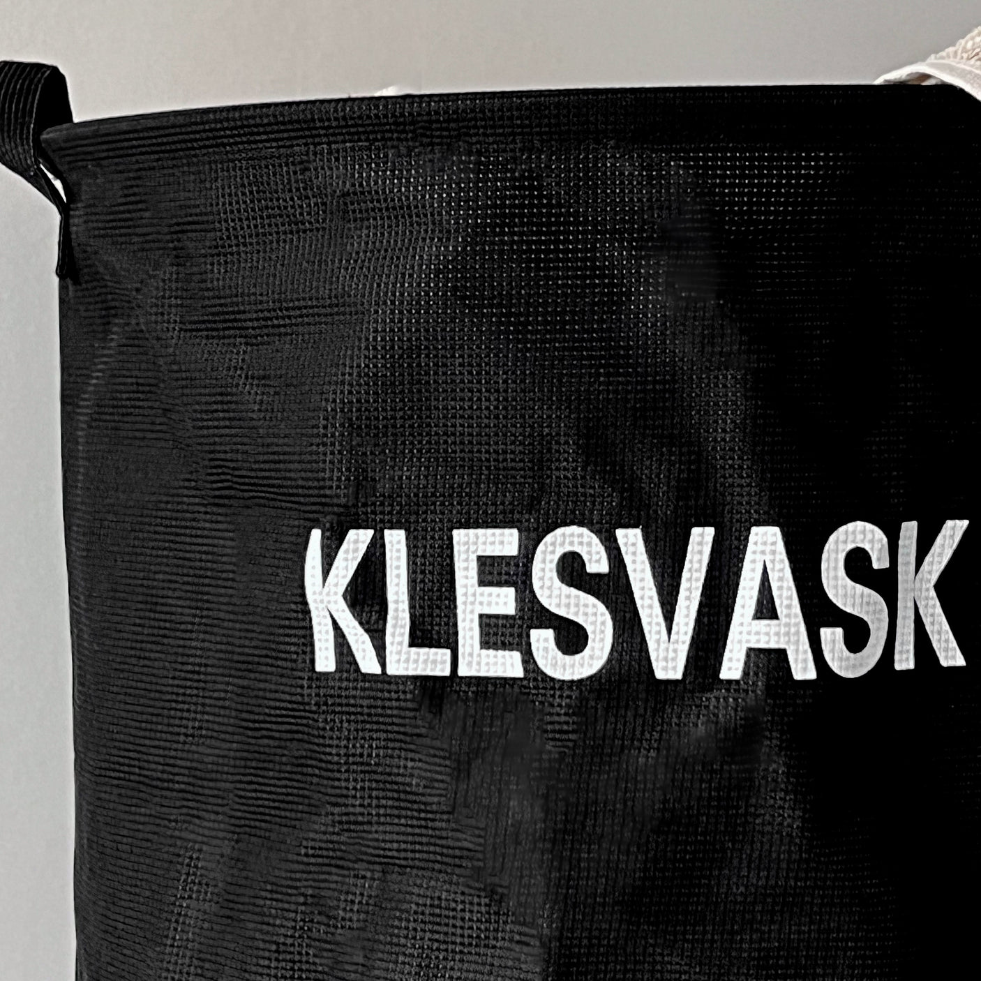 Modern tvättkorg med text på framsidan