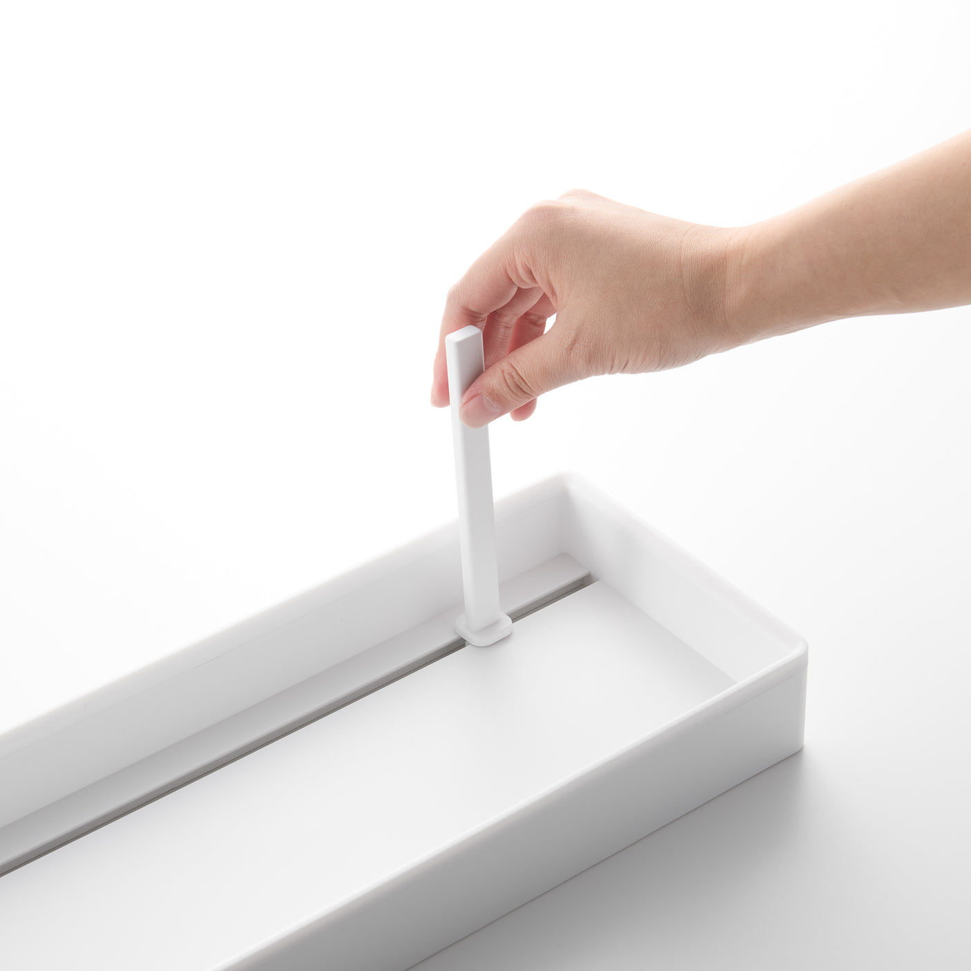 Stativ for lokk og gryter med flyttbare skillevegger og antiskli-underlag.