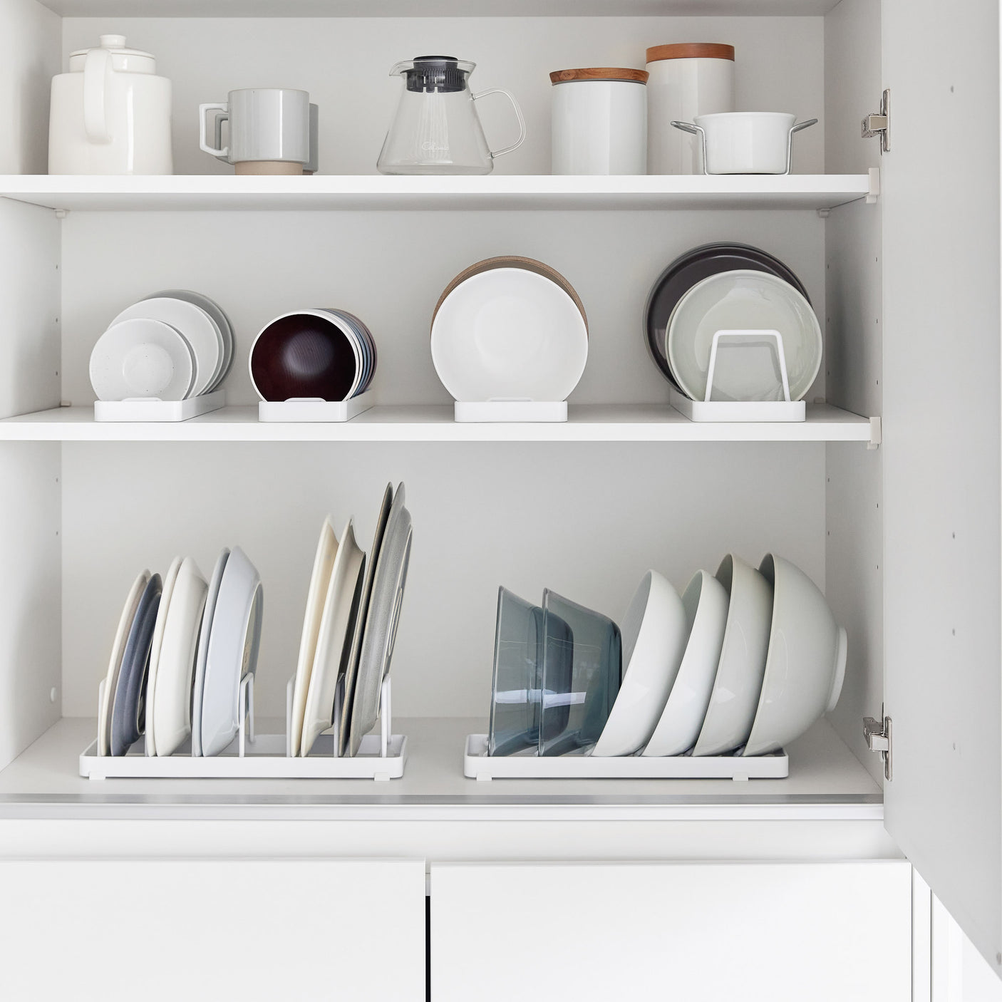 Skålstativ i hvit plast med plassbesparende design for skap og hyller.