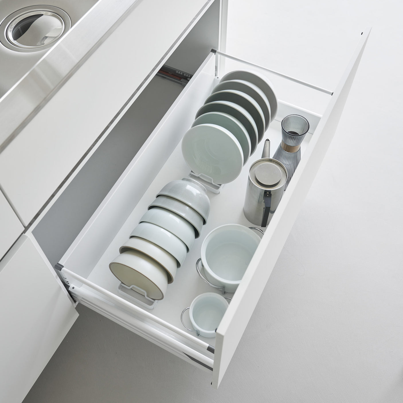 Plassbesparende hvit skålholder med seks rom og sklisikre silikonføtter.