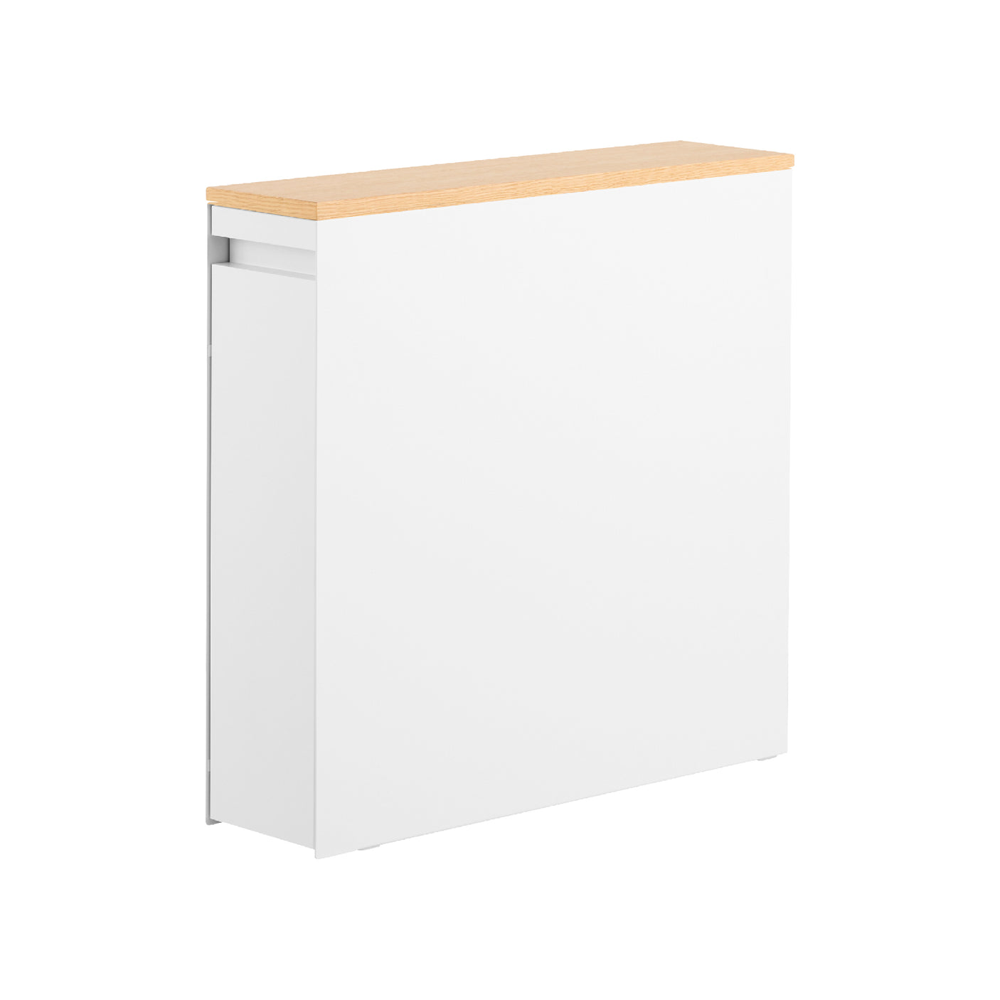 Skyvbar oppbevaringshylle i hvit utførelse med naturlig treplate, ved siden av vask og speil.