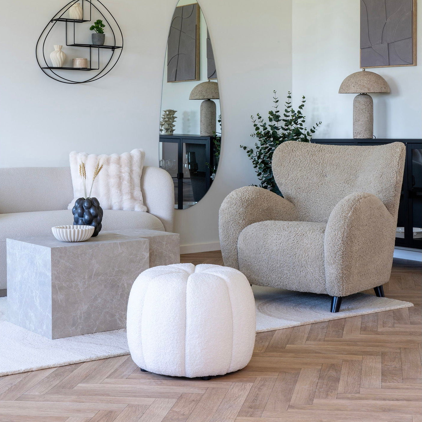 Paisley puff 48 x 38 cm brukt som ekstra sitteplass i stue