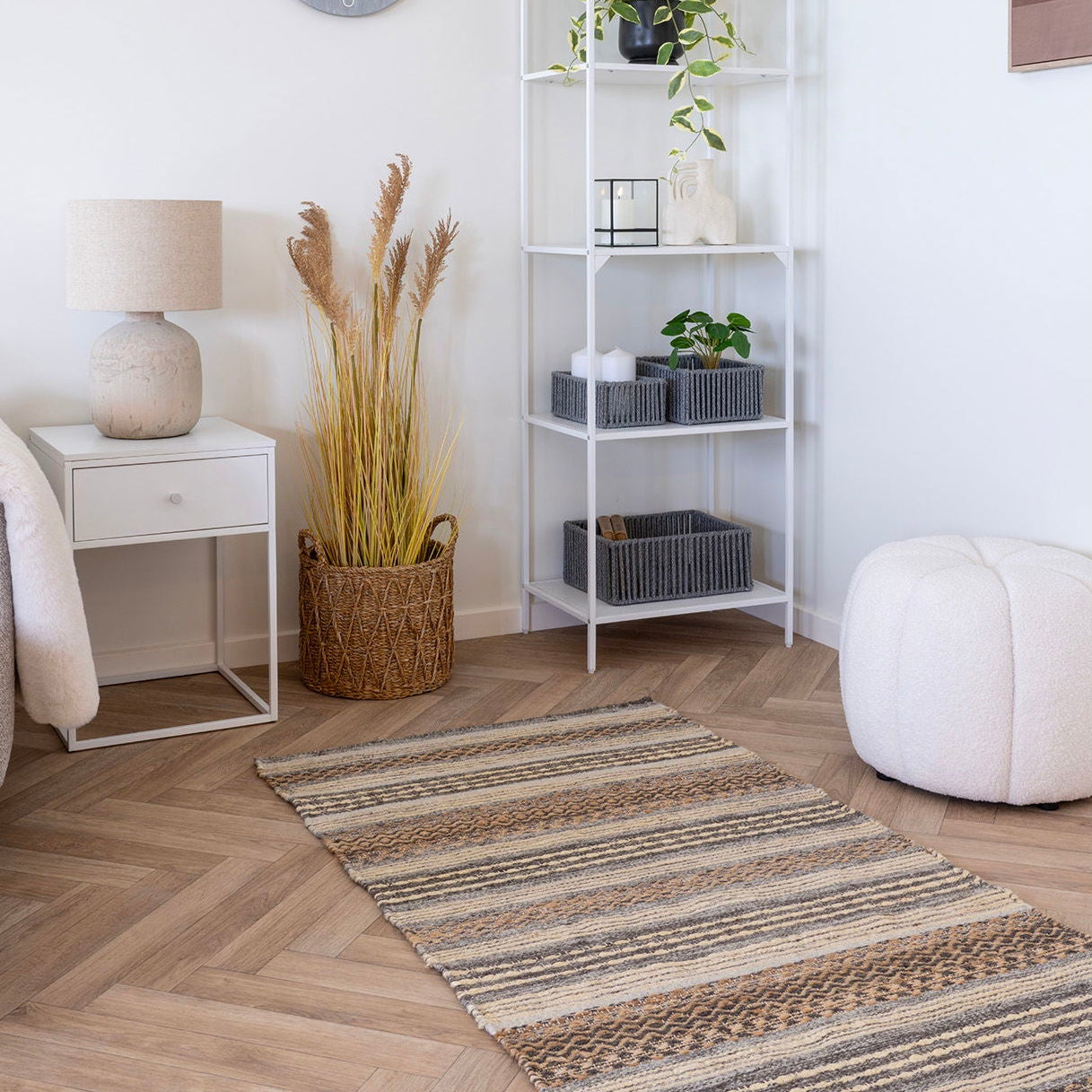 Detaljbilde av myk teddyoverflate på Paisley puff