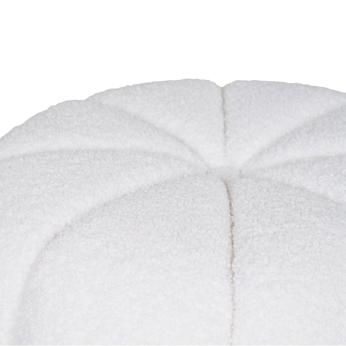 Rund puff i offwhite med myk teddytekstur og dekorative felt