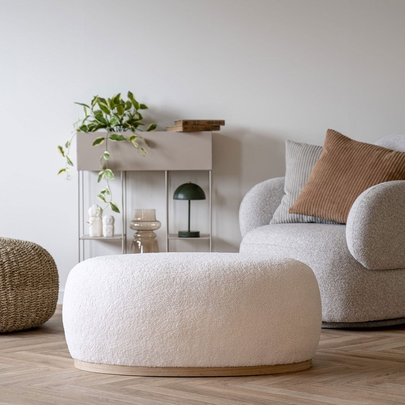 Manhattan puff i hvit teddy på hvit bakgrunn