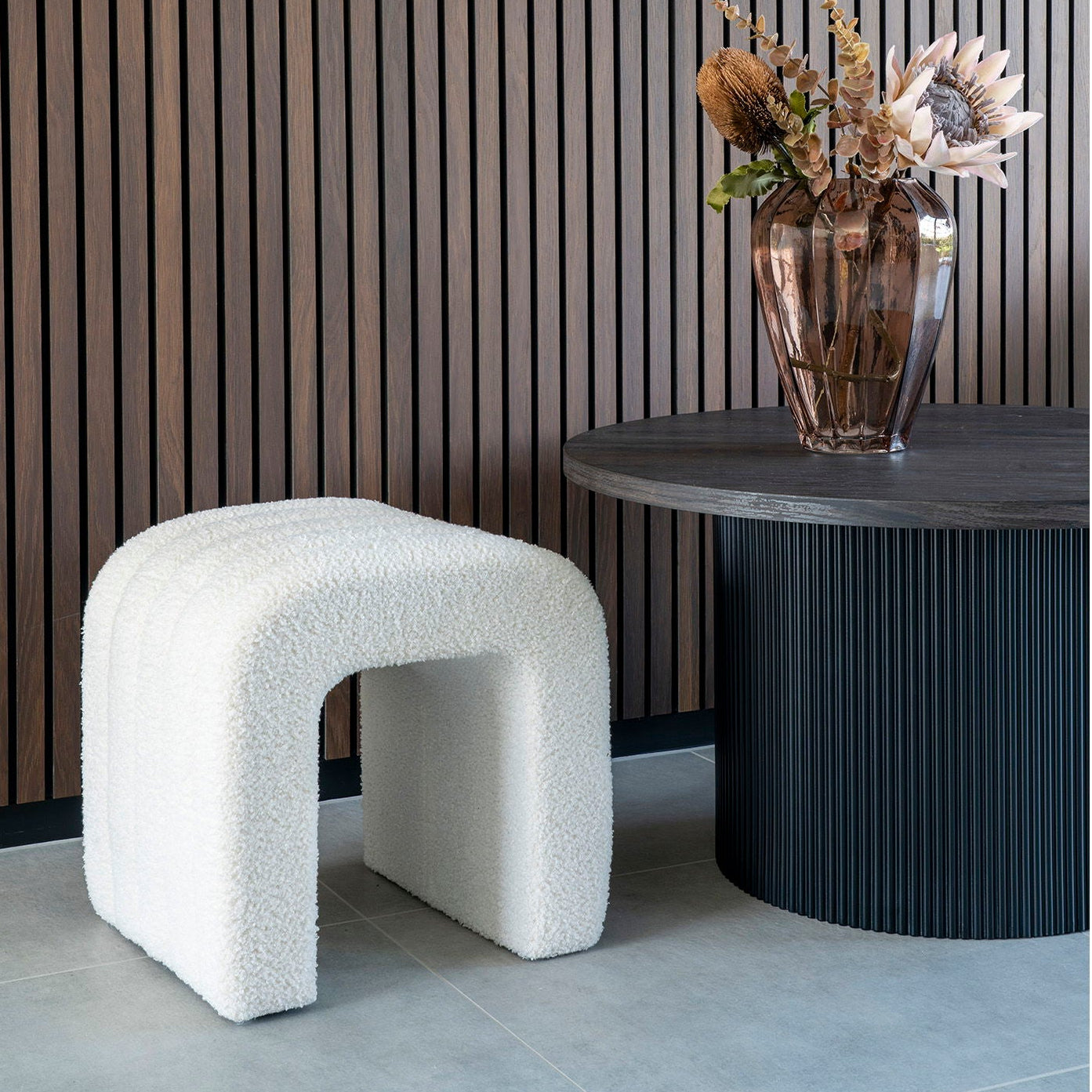 Colma puff brukt som sitteplass i moderne stue