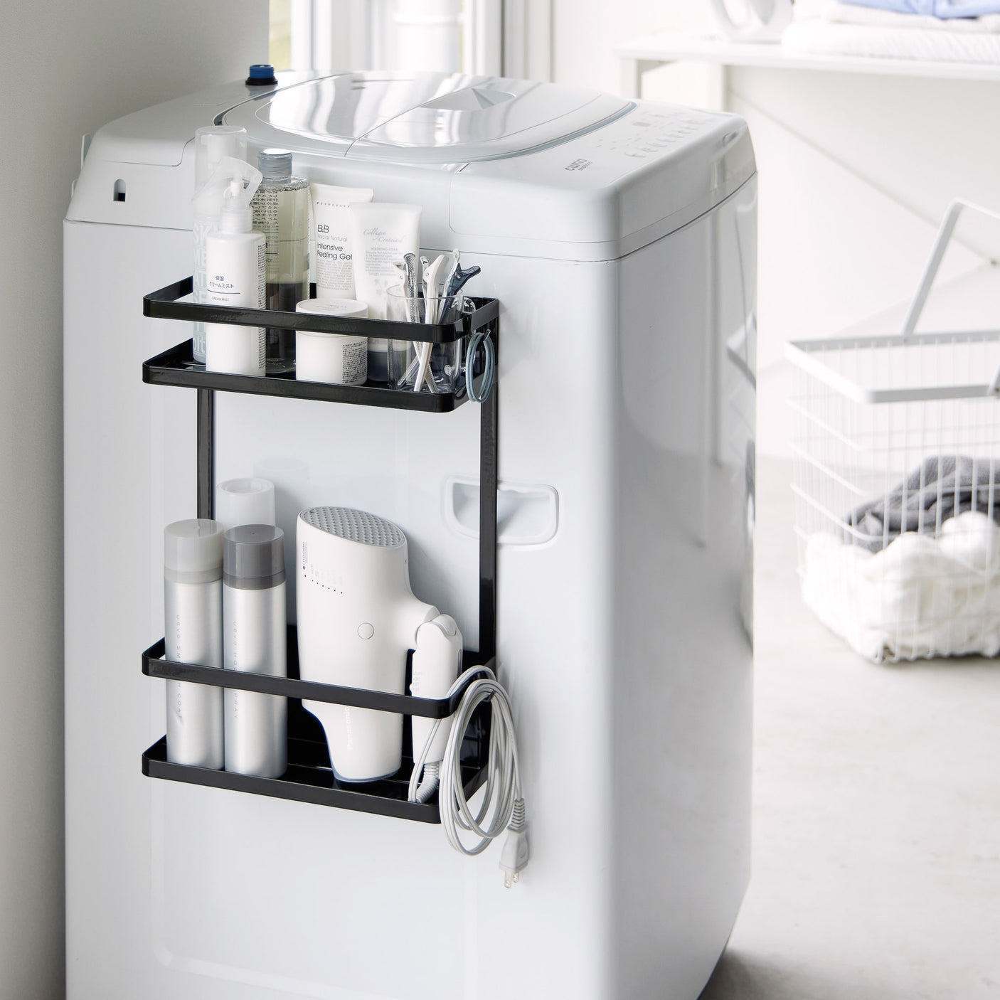 Sort hylle med magnetisk bakside brukt på vaskerom.