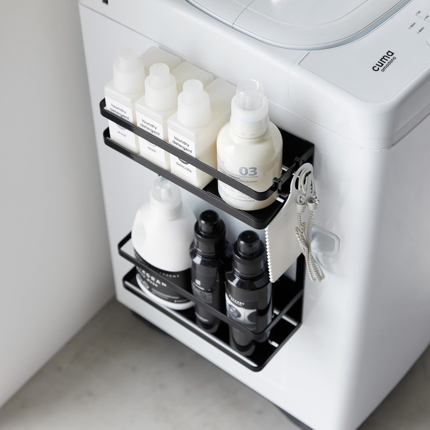 Magnetisk hylle for vask og rengjøringstilbehør på bad.