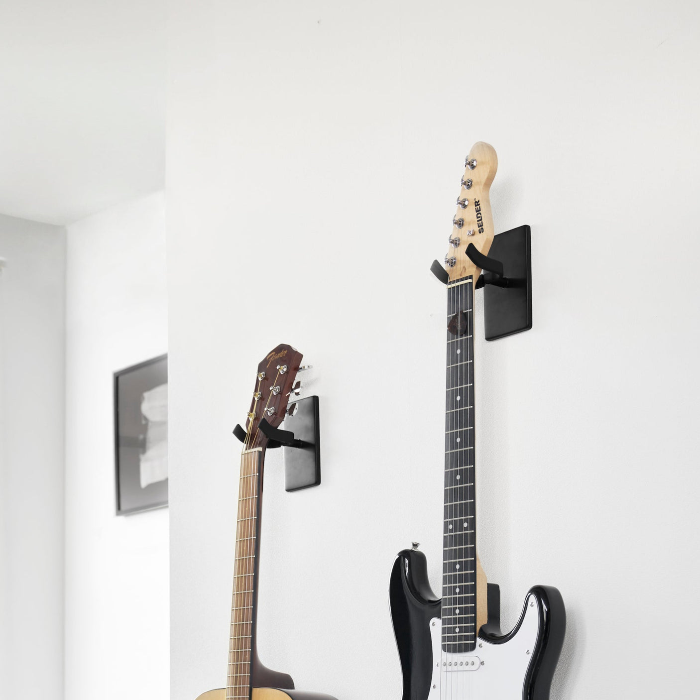 Solid gitarholder for montering på vegg.