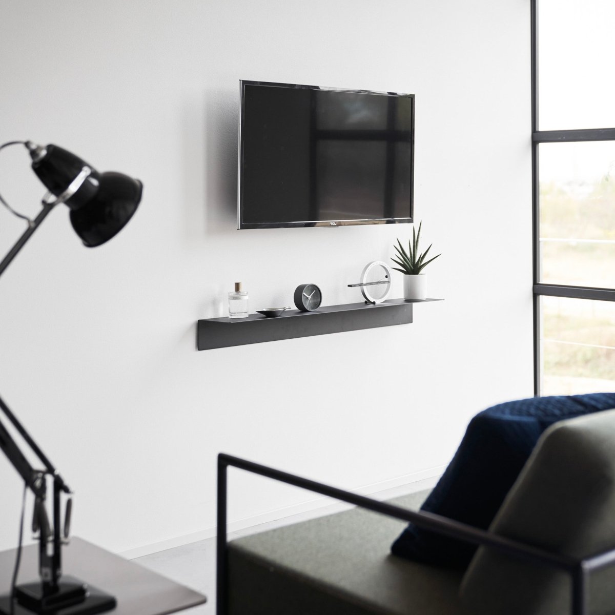 Vegghylle i sort metall 90 x 9 cm - Lindas Dekor