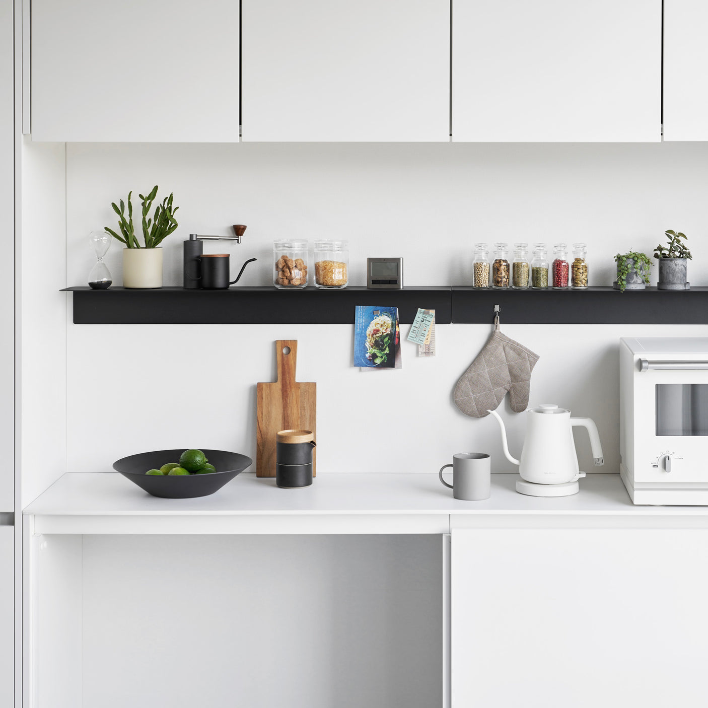 Flere sorte hyller med dekor og oppbevaring på kjøkken