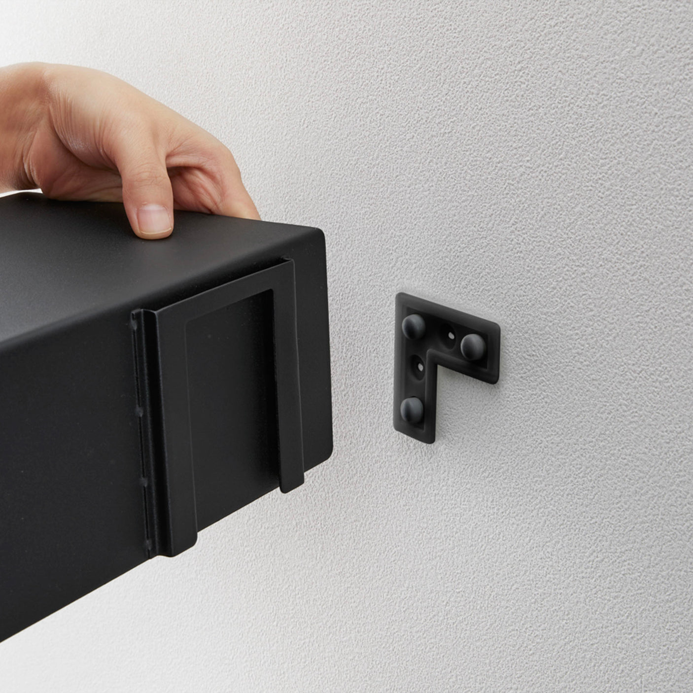 Montering av sort hylle med skjult oppheng