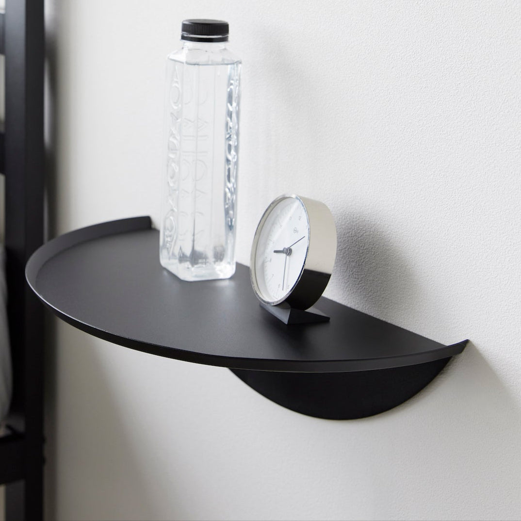 Dekorativ vegghylle med plass til små gjenstander.