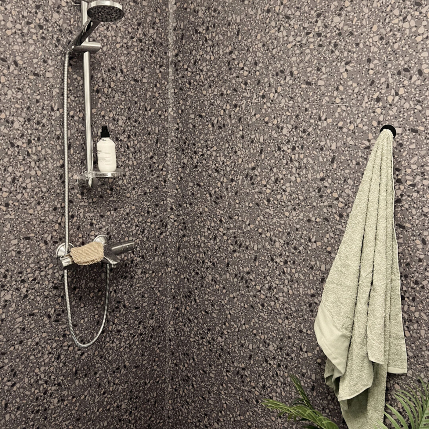 Clemont terrazzo selvklebende fliser montert i dusjsonen på bad