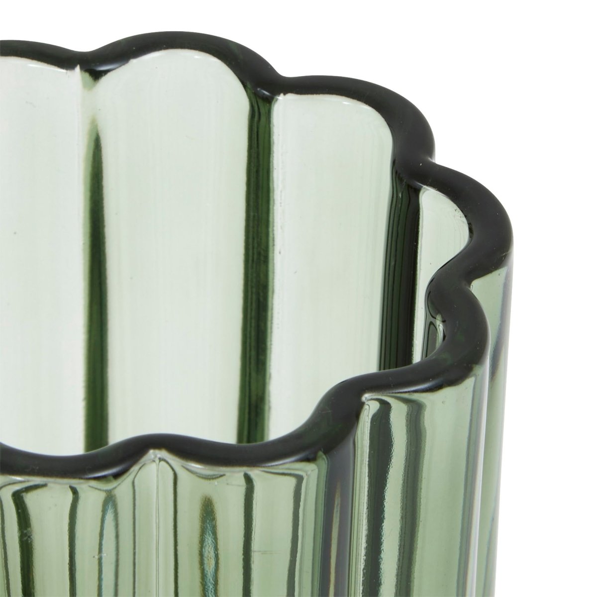 Tannbørsteholder Florea grønt glass 11 cm, nærbilde av den bølgete kanten