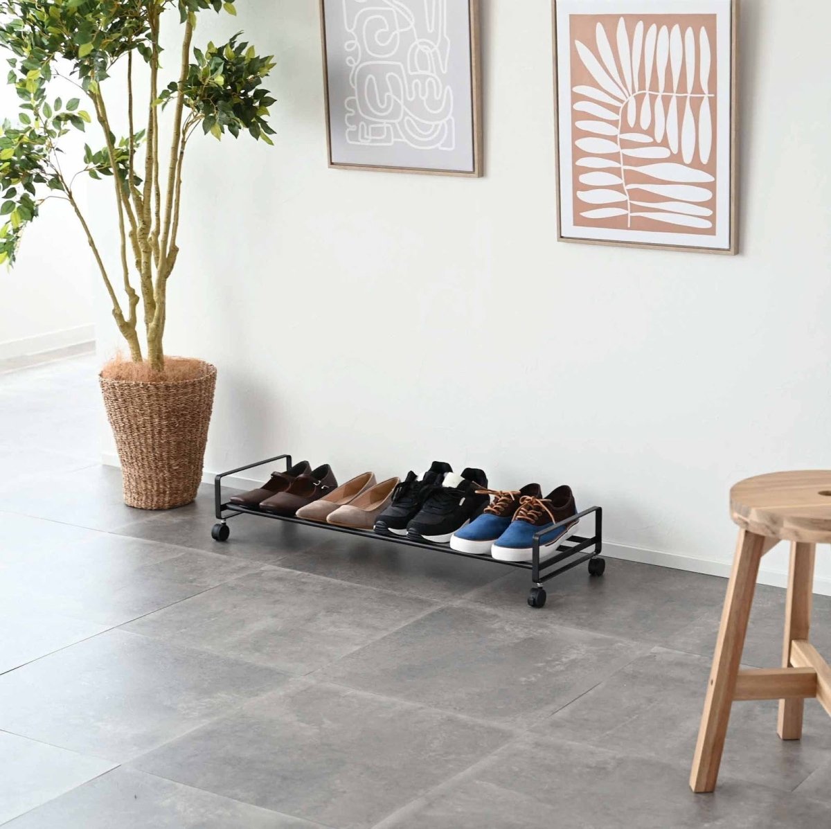 Lav skohylle som glir under skap og benk