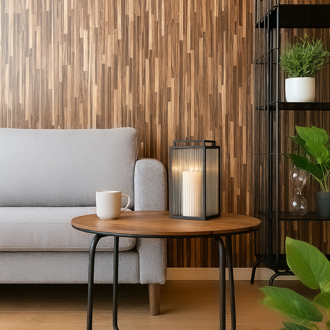 Stue med kontaktplast Premium Birmingham brun på vegg, Almonte lykt på bord og grå sofa – lun og moderne stil med varme tremønstre.