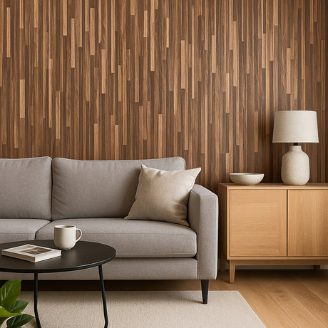 Stue med vegg fornyet med Premium Birmingham brun kontaktplast – varm tremønstret veggfolie stylet med grå sofa og lyse tretoner.