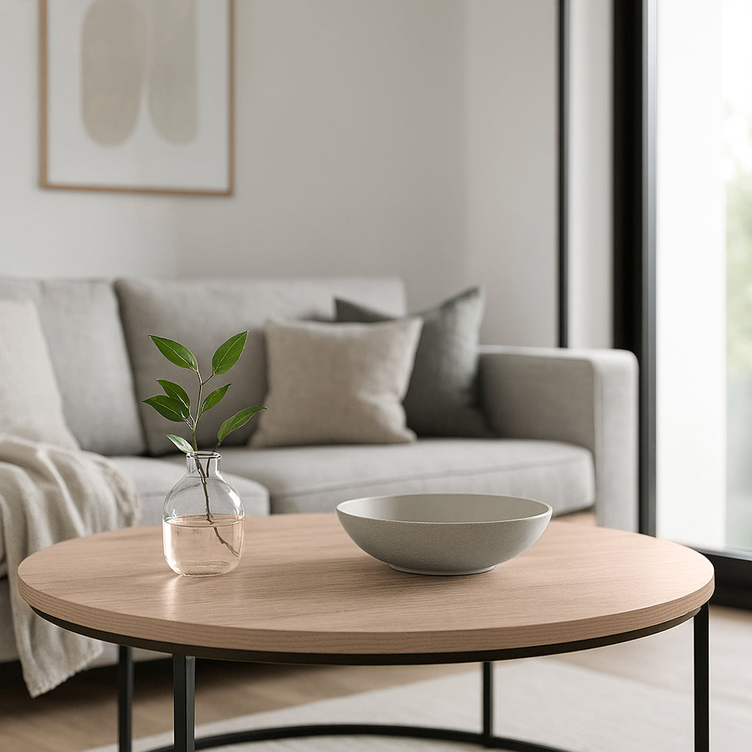 Lyst og moderne stueinteriør med rund stuebord fornyet med Sonoma Eik Lys kontaktplast – naturlig stil med nordisk preg