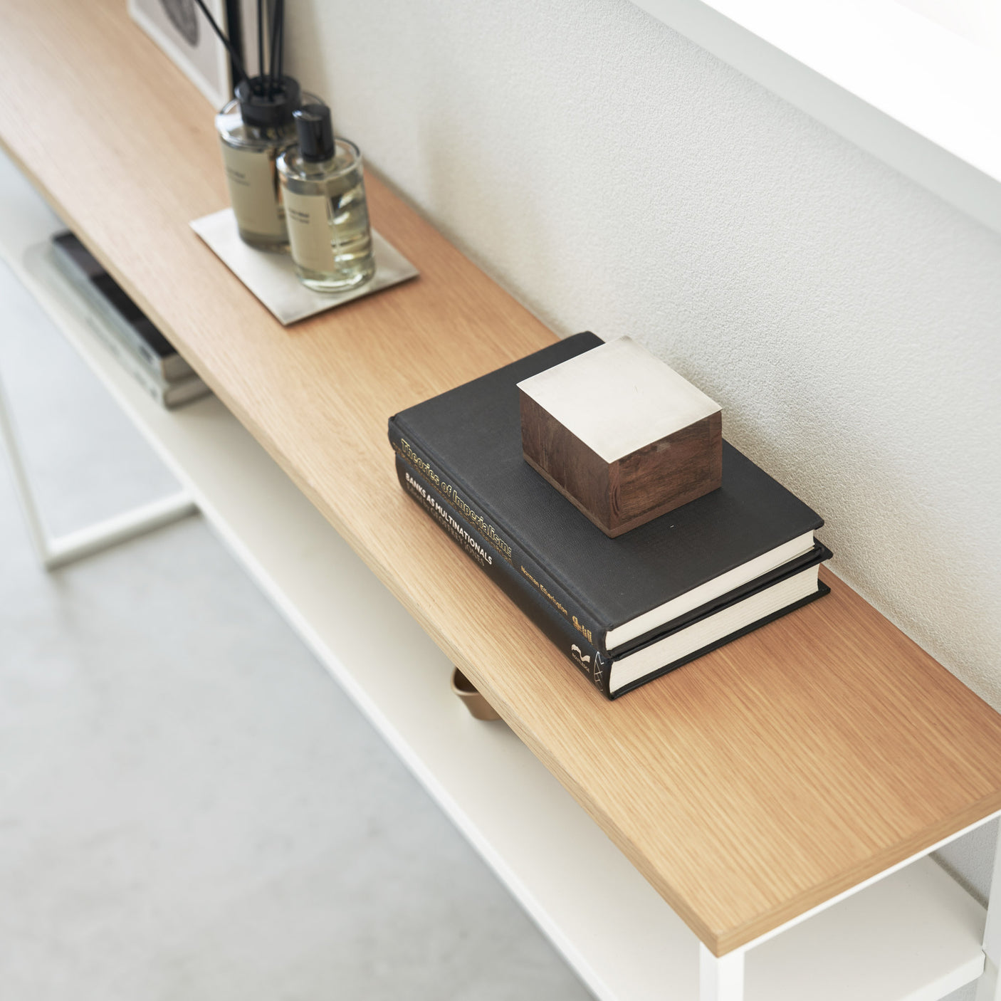 Konsollbord i hvitt brukt som avlastningsbord med lamper.