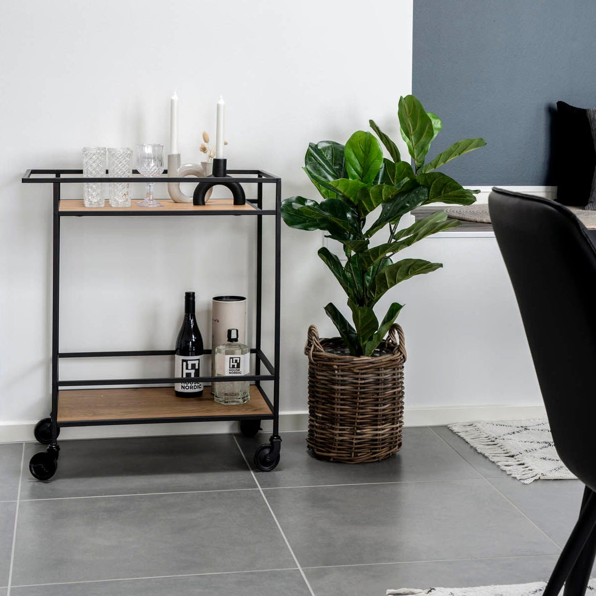 Serveringsvogn i sort og eik plassert i moderne stue