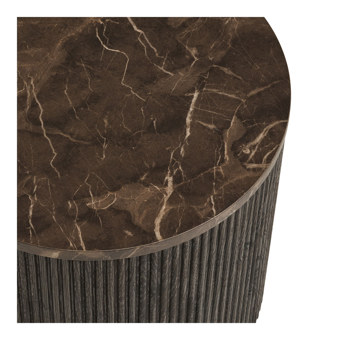 Nærbilde av rund bordplate i brun marmorlook – eksklusiv overflate på moderne sofabord.