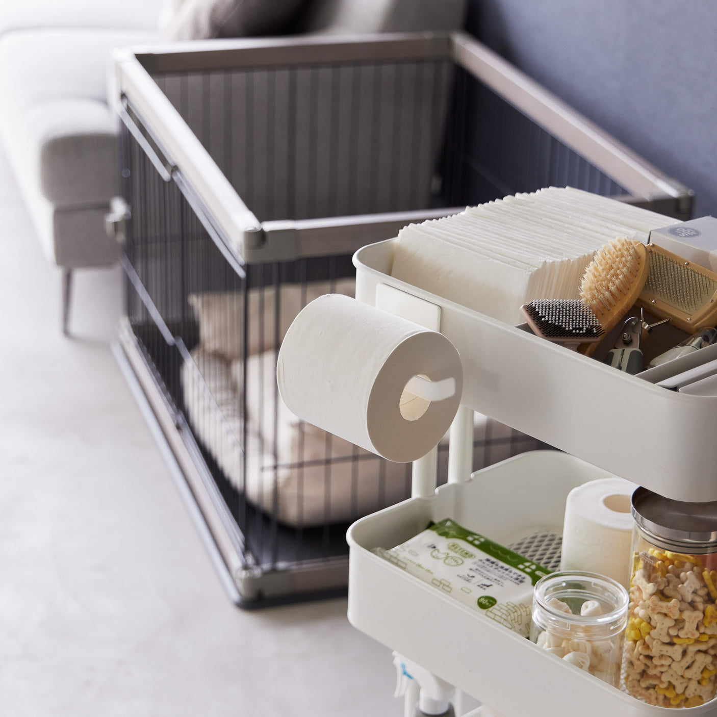 Praktisk magnetisk holder for dorull i hvitt design på bad.