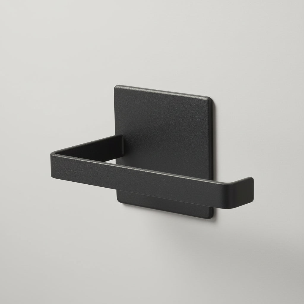 Sort magnetisk dorullholder montert på vaskemaskin på badet.