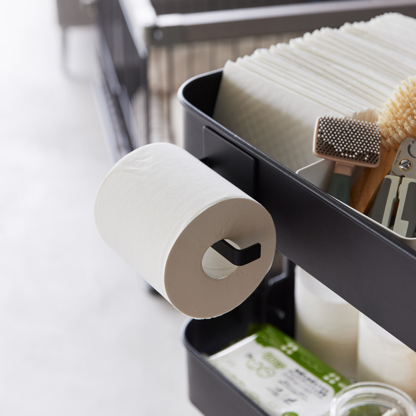 Dorullholder i sort metall festet med magnet ved vask.