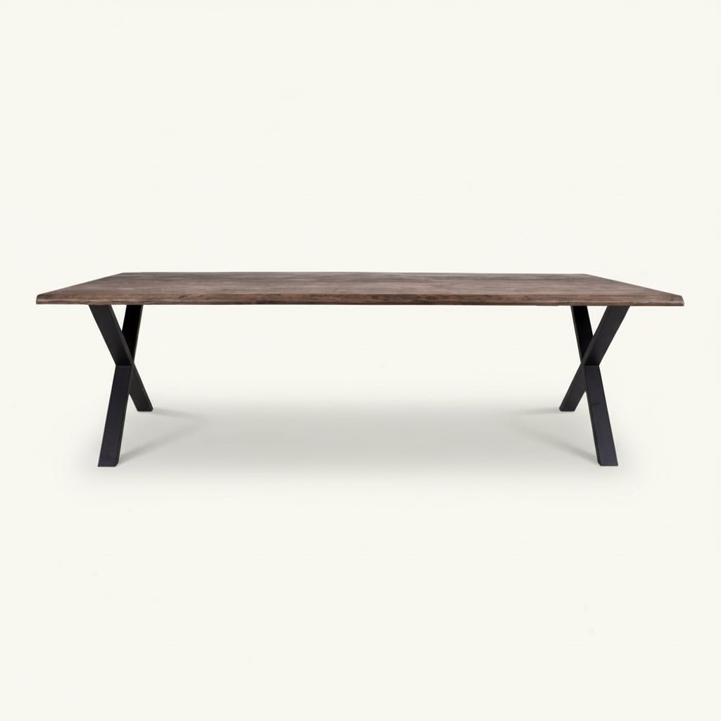 Røget eikebord 300 cm med metalben monteret i et kvadratisk udsnit