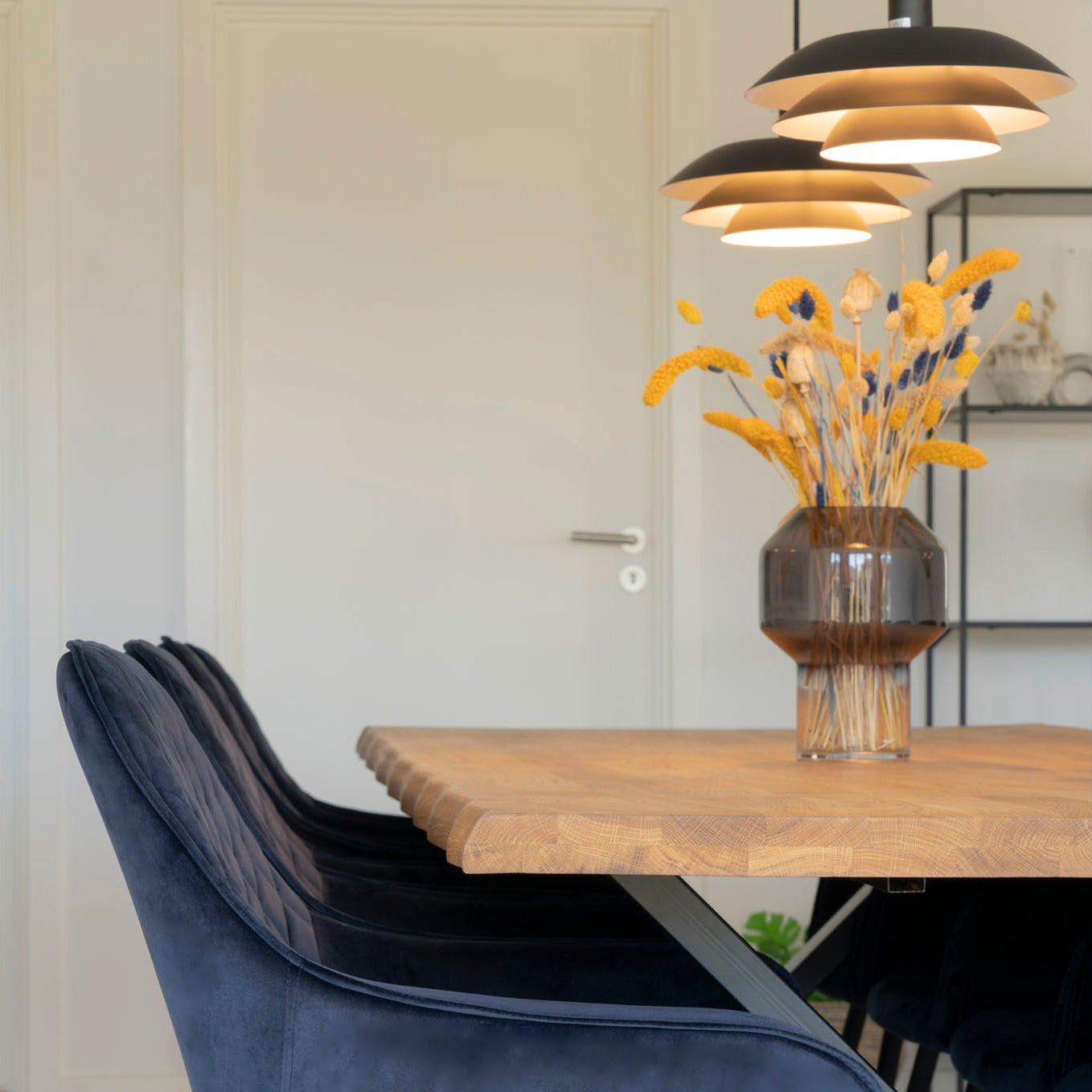 Toulon spisebord med naturlig finish, 300 cm, med mørke metalben og kvadratisk udstik