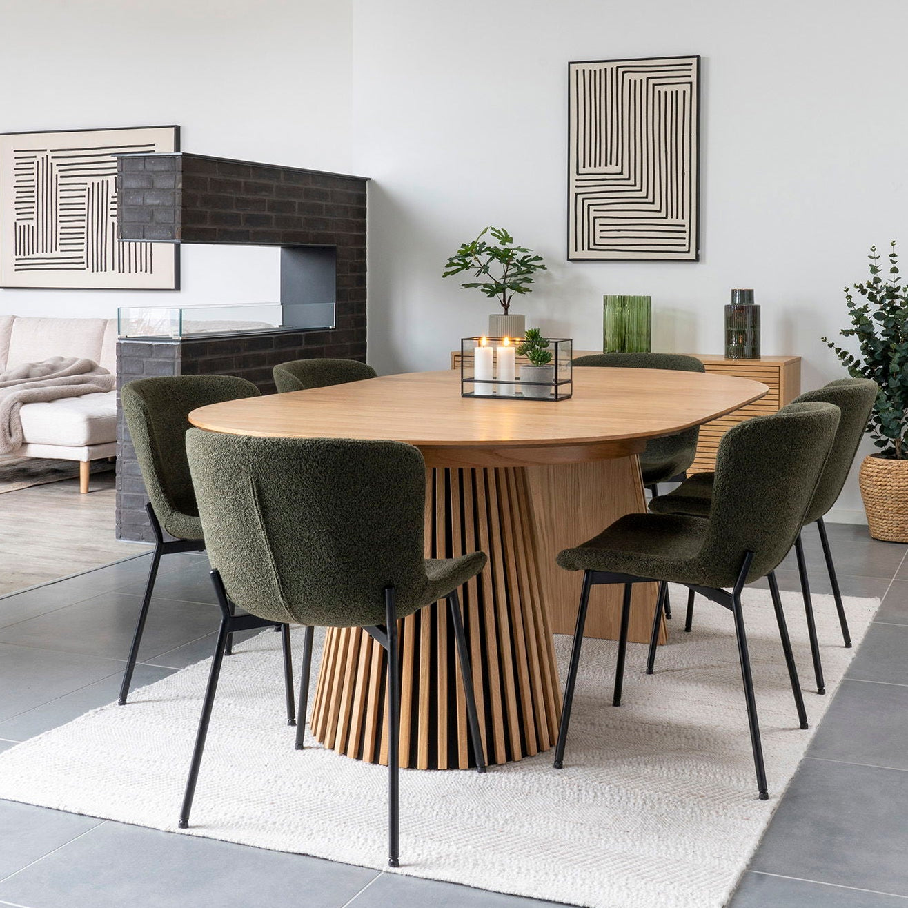 "Rundt spisebord i natur eik med mulighet for utvidelse fotografert i kvadratisk format"