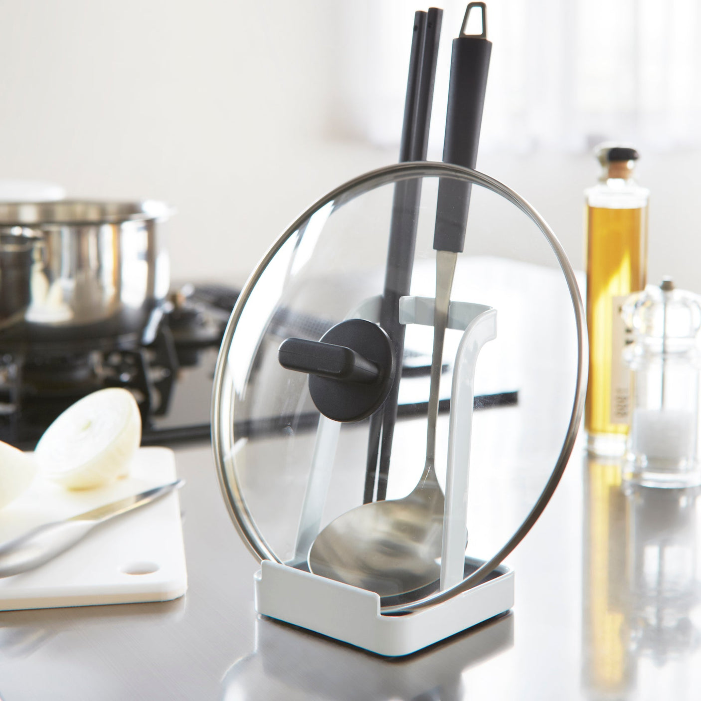 Stativ som hjelper med å holde kjøkkenbenken ryddig.