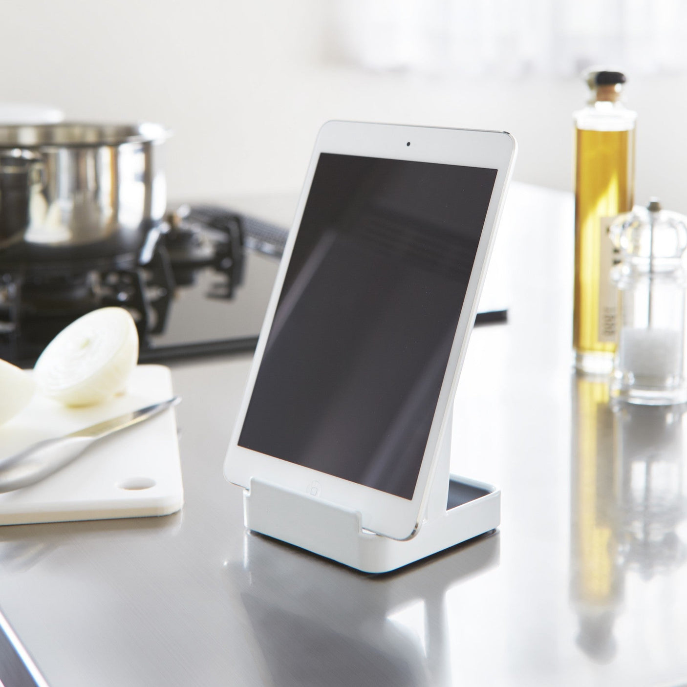 Funksjonelt stativ som gir enkel tilgang til kjøkkenutstyr.