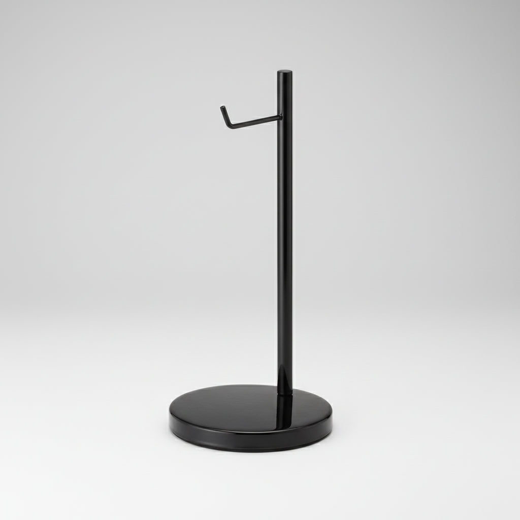 Organisering av hodetelefoner med minimalistisk stativ i sort.