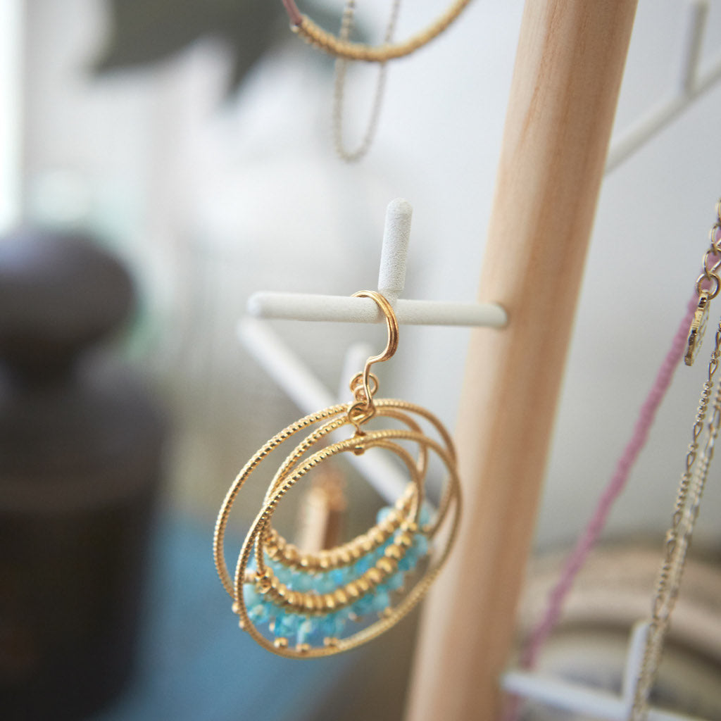 Smykketre med en solid base for ekstra oppbevaring.