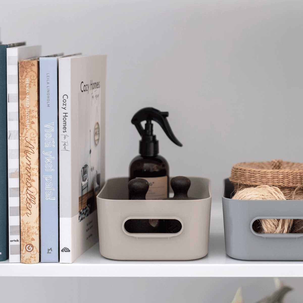 Beige og grå SmartStore Comfort oppbevaringskurver på stuehylle med romspray, bøker og pynt