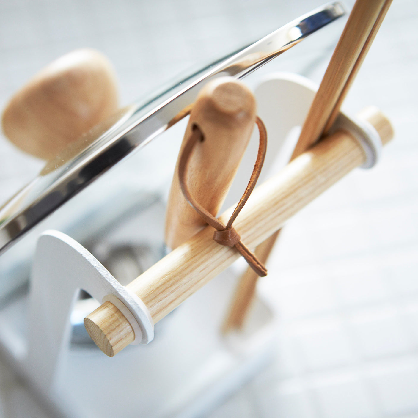 Detaljbilde av sleiv og lokk plassert i stativ for kjøkkenutstyr