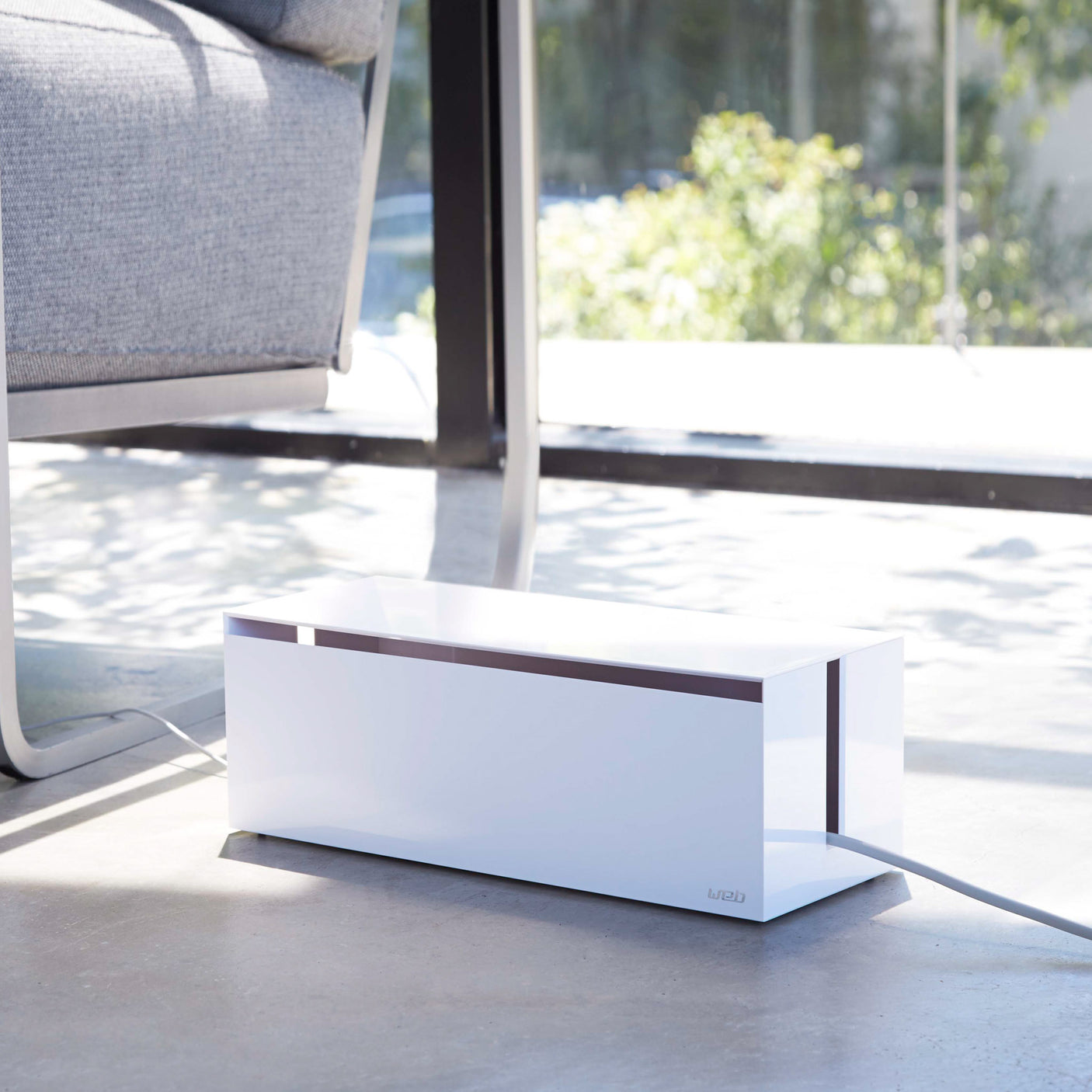 Hvit kabelboks med åpnet lokk og organisert ledningsoppsett.