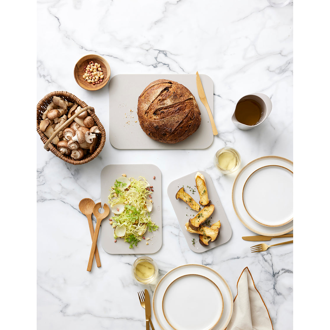 Beige skjærebrett med holder til kutting, servering og oppbevaring